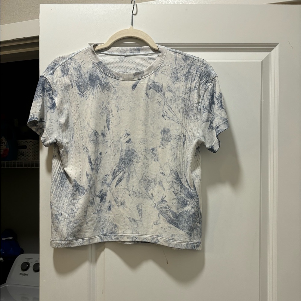 Lulu lemon top size 4 unique pattern!